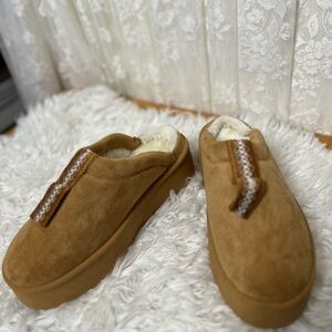 Cozy Tan Slip-On Mule Shoes SZ: (8.5)